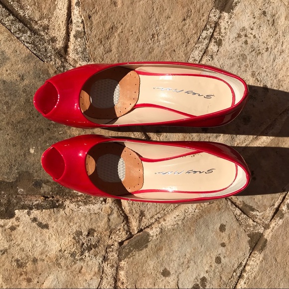 Red peep toe shoes hills! 👠 - Picture 3 of 8